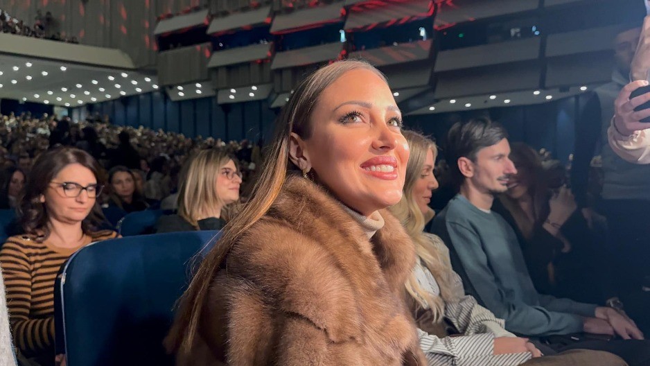 GDE JE FILIP ŽIVOJINOVIĆ? Aleksandra Prijović sama na koncertu Emine Jahović! 